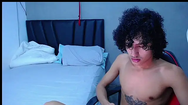 Snapshot of Tayronx33 chatting on November 2025 04:33:02 PM Tayronx33 online show from November 2025 04:33:02 PM