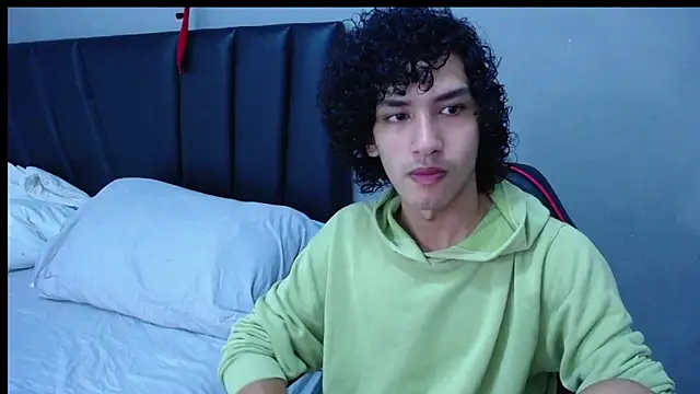 Snapshot of Tayronx33 chatting on October 2025 06:32:02 PM Tayronx33 online show from October 2025 06:32:02 PM