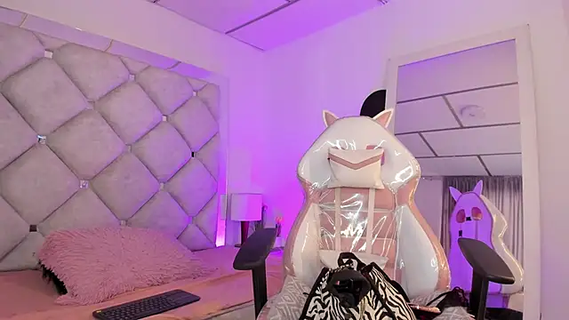 Snapshot of alessiaferry chatting on February 2026 04:07:01 PM alessiaferry online show from February 2026 04:07:01 PM