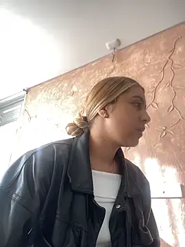 Snapshot of Miabonnett_ chatting on November 2025 12:16:01 PM Miabonnett online show from November 2025 12:16:01 PM