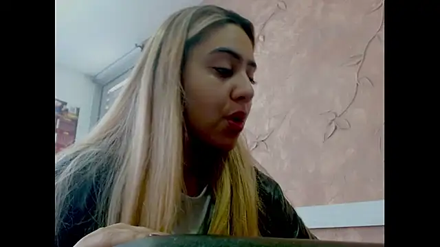 Miabonnett  online show from December 2025 12:30:03 PM