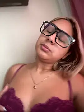 Miabonnett  online show from April 2026 12:01:02 PM