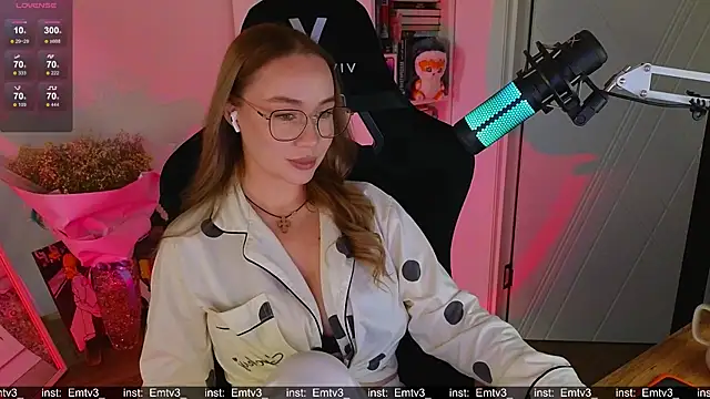 Emili1- online show from December 2025 11:44:02 AM