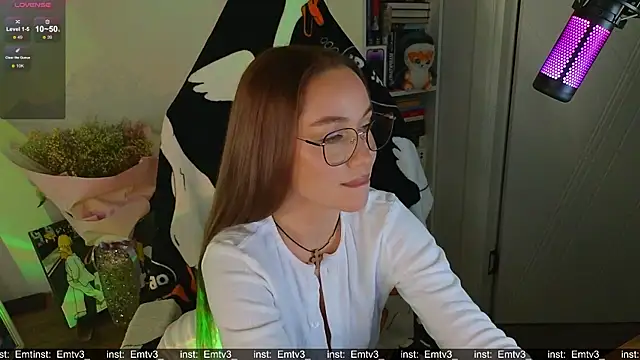 Emili1- online show from November 2025 05:49:02 PM