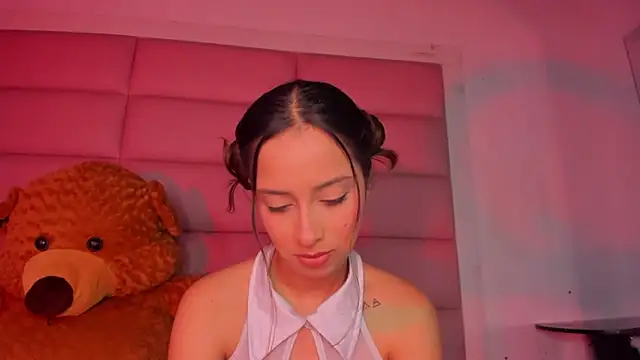 Snapshot of little-Emma chatting on November 2025 11:08:02 PM little-Emma online show from November 2025 11:08:02 PM