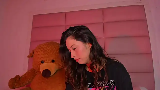 Snapshot of little-Emma chatting on November 2025 11:41:02 PM little-Emma online show from November 2025 11:41:02 PM