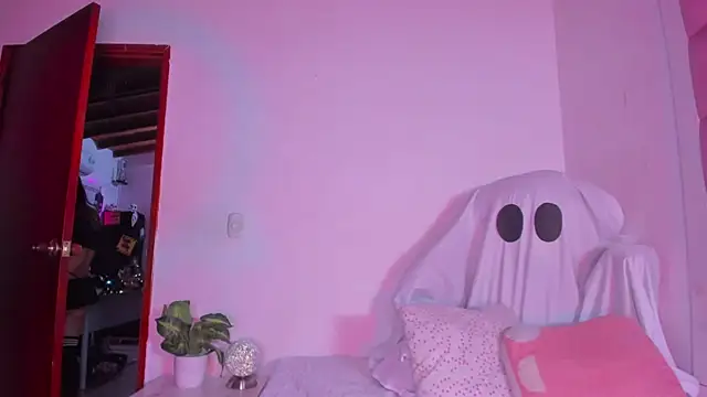 little-Emma online show from October 2025 03:19:01 AM