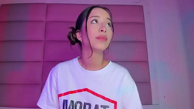 Snapshot of little-Emma chatting on December 2025 03:12:02 AM little-Emma online show from December 2025 03:12:02 AM