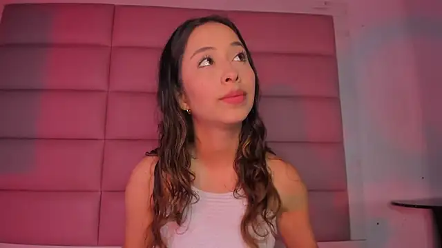 Snapshot of little-Emma chatting on November 2025 11:20:01 PM little-Emma online show from November 2025 11:20:01 PM