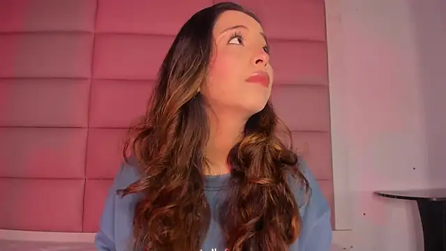 Snapshot of little-Emma chatting on November 2025 03:05:02 AM little-Emma online show from November 2025 03:05:02 AM