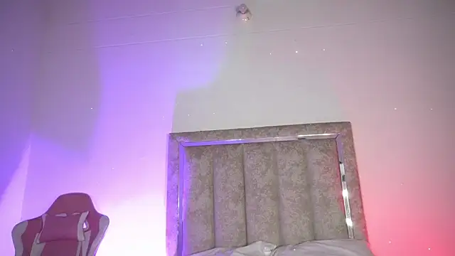 Snapshot of little-Emma chatting on June 2026 12:26:01 AM little-Emma online show from June 2026 12:26:01 AM