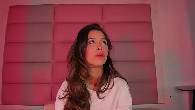 Snapshot of little-Emma chatting on November 2025 03:07:01 AM little-Emma online show from November 2025 03:07:01 AM