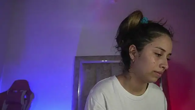 Snapshot of little-Emma chatting on July 2026 11:27:01 PM little-Emma online show from July 2026 11:27:01 PM