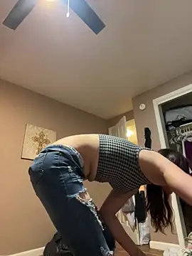 Snapshot of emilysue1 chatting on October 2025 04:24:02 AM emilysue1 online show from October 2025 04:24:02 AM