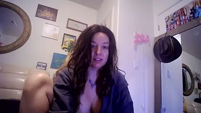 Snapshot of MonroeLoves chatting on November 2025 03:40:02 PM MonroeLoves online show from November 2025 03:40:02 PM