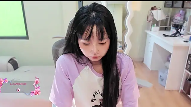 Snapshot of Nery_Asian chatting on June 2026 07:47:01 AM Nery Asian online show from June 2026 07:47:01 AM