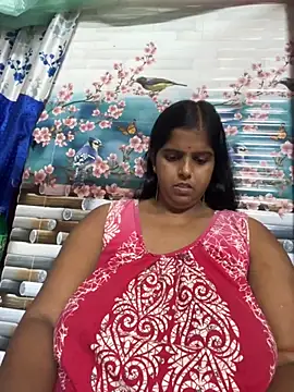 Snapshot of Beauty-queen chatting on September 2025 01:33:01 PM Beauty-queen online show from September 2025 01:33:01 PM