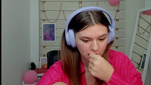 Josephine Kiss online show from February 2025 05:00:01 PM