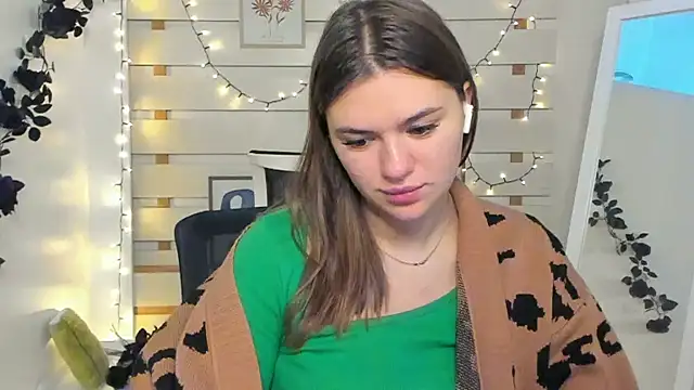 Josephine Kiss online show from November 2025 01:26:02 PM