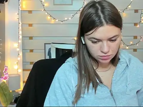 Josephine Kiss online show from November 2025 01:33:01 PM