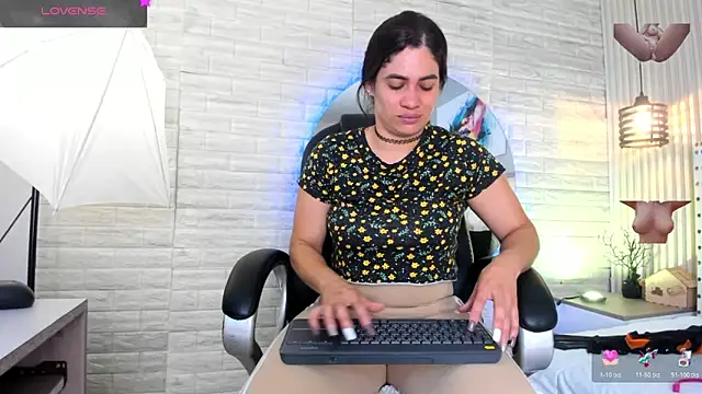 Snapshot of sussy__stone chatting on April 2026 12:01:01 PM sussy stone online show from April 2026 12:01:01 PM