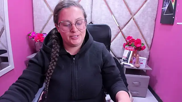 SaraThomso online show from November 2025 01:44:02 PM