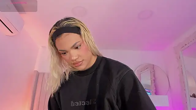 Shelynna azzul online show from April 2026 08:10:01 PM