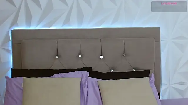 Gwen drew online show from October 2025 01:00:01 PM