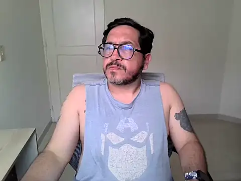 OsoMaduro12 online show from December 2025 08:42:02 PM