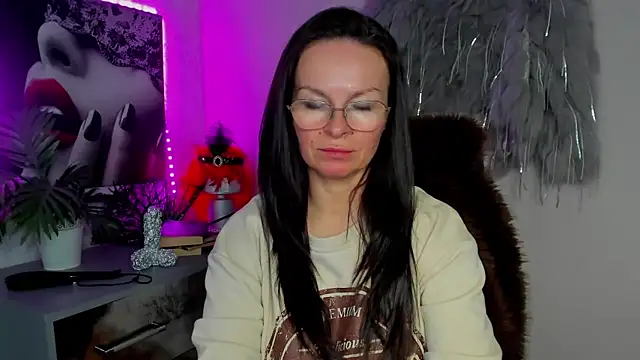 Snapshot of HelenLuxx chatting on March 2026 03:19:02 PM HelenLuxx online show from March 2026 03:19:02 PM