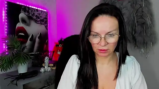 Snapshot of HelenLuxx chatting on April 2026 01:35:01 PM HelenLuxx online show from April 2026 01:35:01 PM