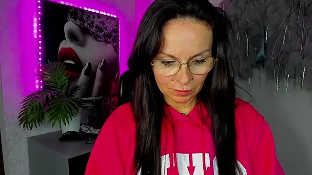 HelenLuxx online show from April 2026 05:31:01 PM