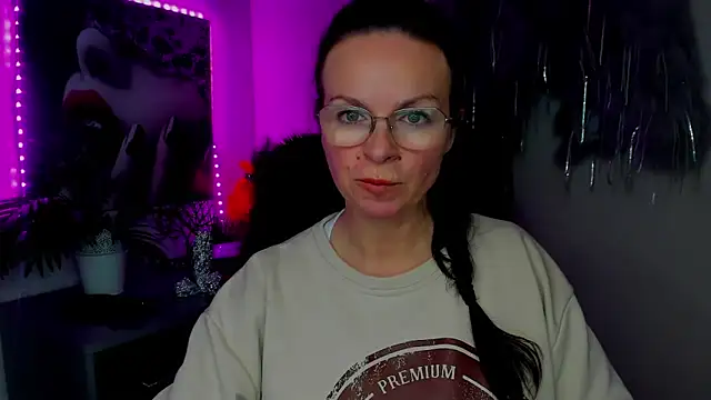 Snapshot of HelenLuxx chatting on February 2026 02:15:01 PM HelenLuxx online show from February 2026 02:15:01 PM