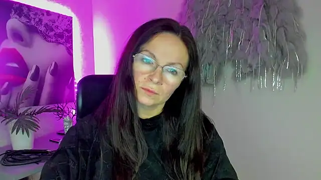 Snapshot of HelenLuxx chatting on January 2026 05:19:02 PM HelenLuxx online show from January 2026 05:19:02 PM