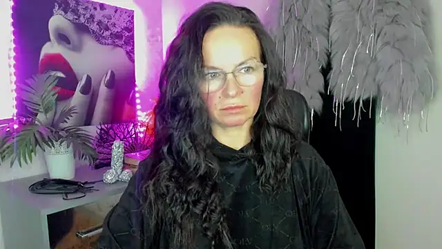 Snapshot of HelenLuxx chatting on February 2026 05:53:02 PM HelenLuxx online show from February 2026 05:53:02 PM