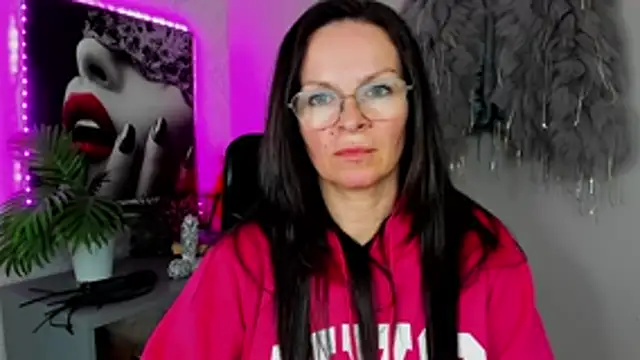 Snapshot of HelenLuxx chatting on April 2026 03:40:02 PM HelenLuxx online show from April 2026 03:40:02 PM