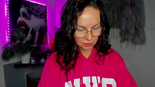 Snapshot of HelenLuxx chatting on March 2026 07:15:01 AM HelenLuxx online show from March 2026 07:15:01 AM