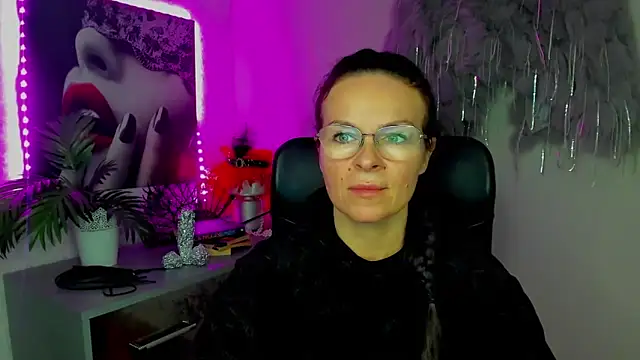 Snapshot of HelenLuxx chatting on February 2026 02:39:02 PM HelenLuxx online show from February 2026 02:39:02 PM