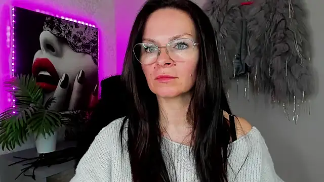 Snapshot of HelenLuxx chatting on April 2026 03:13:02 PM HelenLuxx online show from April 2026 03:13:02 PM