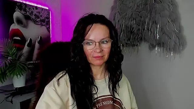 Snapshot of HelenLuxx chatting on March 2026 04:20:01 PM HelenLuxx online show from March 2026 04:20:01 PM