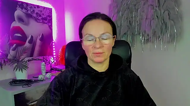 Snapshot of HelenLuxx chatting on January 2026 04:21:02 PM HelenLuxx online show from January 2026 04:21:02 PM