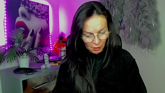 Snapshot of HelenLuxx chatting on February 2026 03:50:01 PM HelenLuxx online show from February 2026 03:50:01 PM