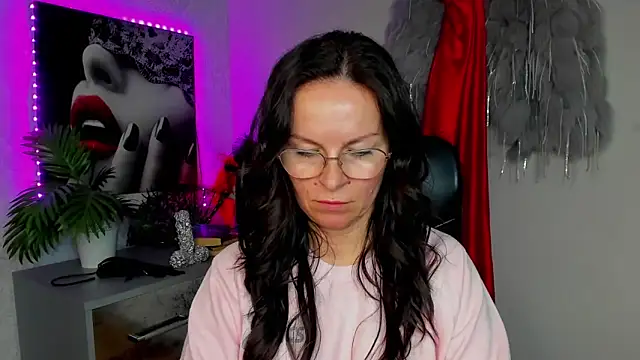 Snapshot of HelenLuxx chatting on March 2026 03:45:01 PM HelenLuxx online show from March 2026 03:45:01 PM