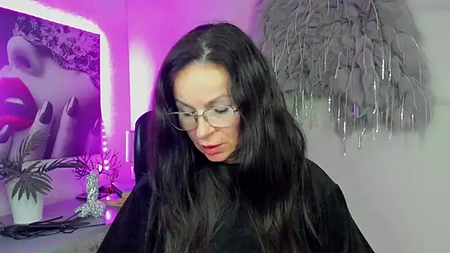 Snapshot of HelenLuxx chatting on December 2025 04:20:02 PM HelenLuxx online show from December 2025 04:20:02 PM