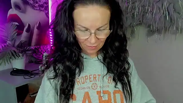 Snapshot of HelenLuxx chatting on February 2026 04:29:02 PM HelenLuxx online show from February 2026 04:29:02 PM