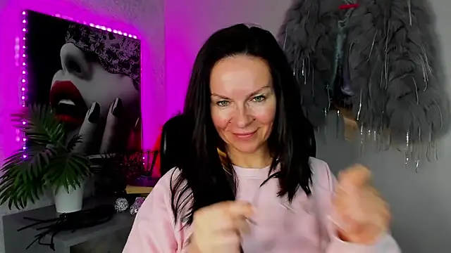 Snapshot of HelenLuxx chatting on April 2026 02:45:01 PM HelenLuxx online show from April 2026 02:45:01 PM