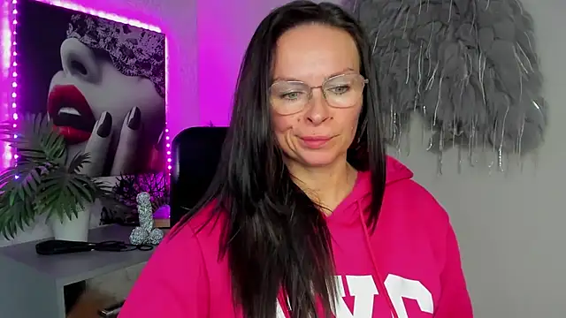 Snapshot of HelenLuxx chatting on March 2026 04:23:02 PM HelenLuxx online show from March 2026 04:23:02 PM