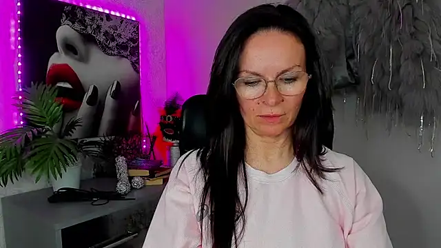 HelenLuxx online show from April 2026 04:13:01 PM