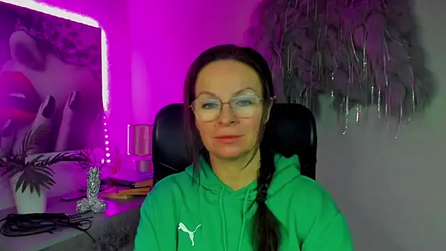 Snapshot of HelenLuxx chatting on January 2026 07:01:02 AM HelenLuxx online show from January 2026 07:01:02 AM