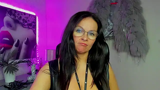 Snapshot of HelenLuxx chatting on December 2025 05:18:01 PM HelenLuxx online show from December 2025 05:18:01 PM